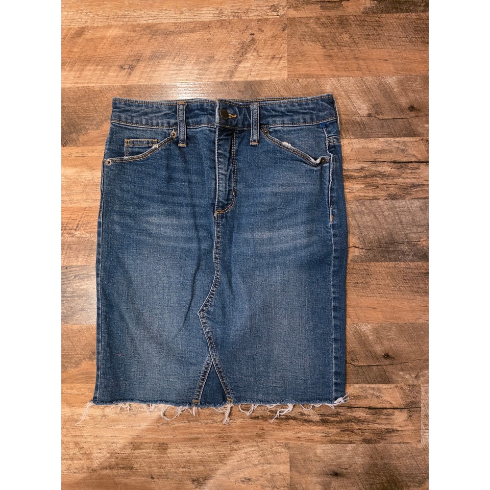 Universal Thread Womens Denim Mini Skirt Medium Wash Raw Hem Size 4/27 Blue